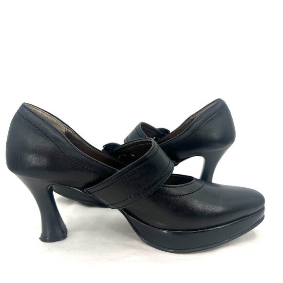 Elegant Black Heels with Gold Accent - Picture 2 of 10